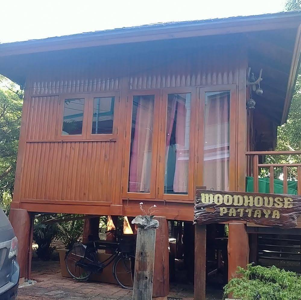 Hotel Wood House Pattaya Esterno foto